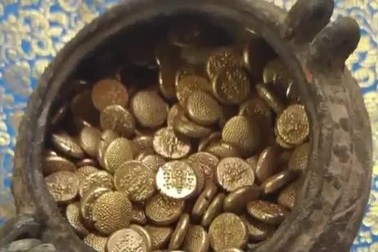 Phát hiện hũ tiền vàng hơn nghìn năm tuổi chôn bí mật trong ngôi đền nổi ti