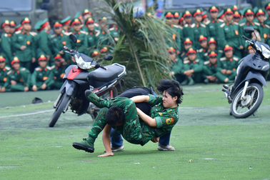 Xem lính biên phòng phô diễn sức mạnh qua các bài võ thuật