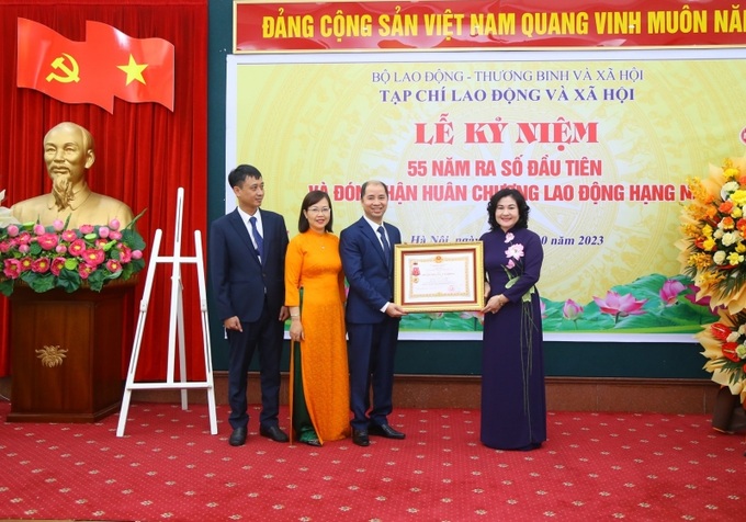Thừa ủy quyền của Chủ tịch nước, Thứ trưởng Nguyễn Thị Hà đã trao Huân chương Lao động hạng Nhì lần thứ hai cho Tạp chí Lao động và Xã hội.