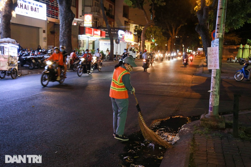 Nữ công nhân vệ sinh: Ngày 8/3 rác chắc sẽ nhiều hơn, việc vất vả hơn - 2 Nữ công nhân vệ sinh: Ngày 8/3 rác chắc sẽ nhiều hơn, việc vất vả hơn - 2