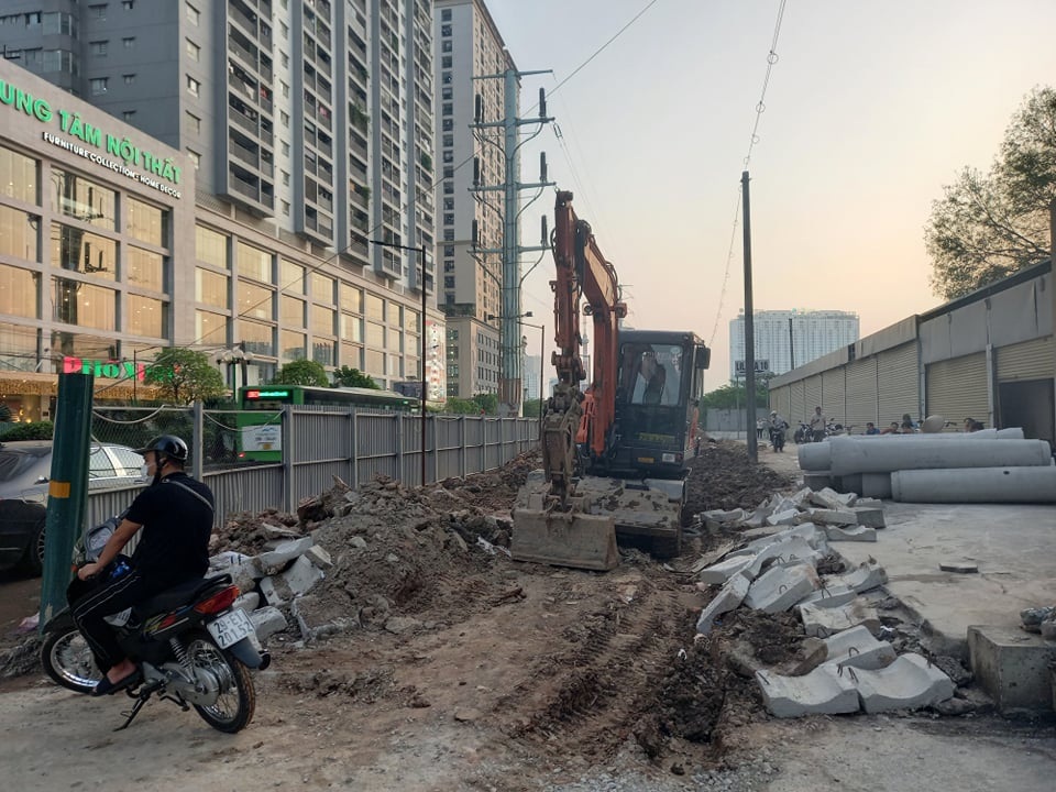 Xác minh thông tin người đàn ông dưới lòng đất khi đào đường Tố Hữu - 3 Xác minh thông tin người đàn ông dưới lòng đất khi đào đường Tố Hữu - 3