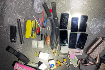 Tạm giữ hai thanh niên thủ roi điện, dao và 2 bịch nghi chứa ma túy