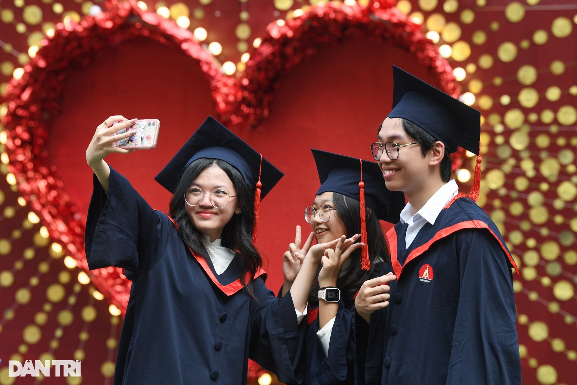 Nữ sinh Hà Nội duyên dáng áo dài trong ngày chia tay mái trường - 8 Nữ sinh Hà Nội duyên dáng áo dài trong ngày chia tay mái trường - 8