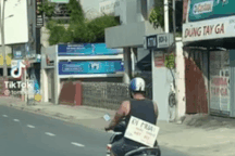 Người đàn ông ở TPHCM đeo biển trình bày lý do khi đi ra đường