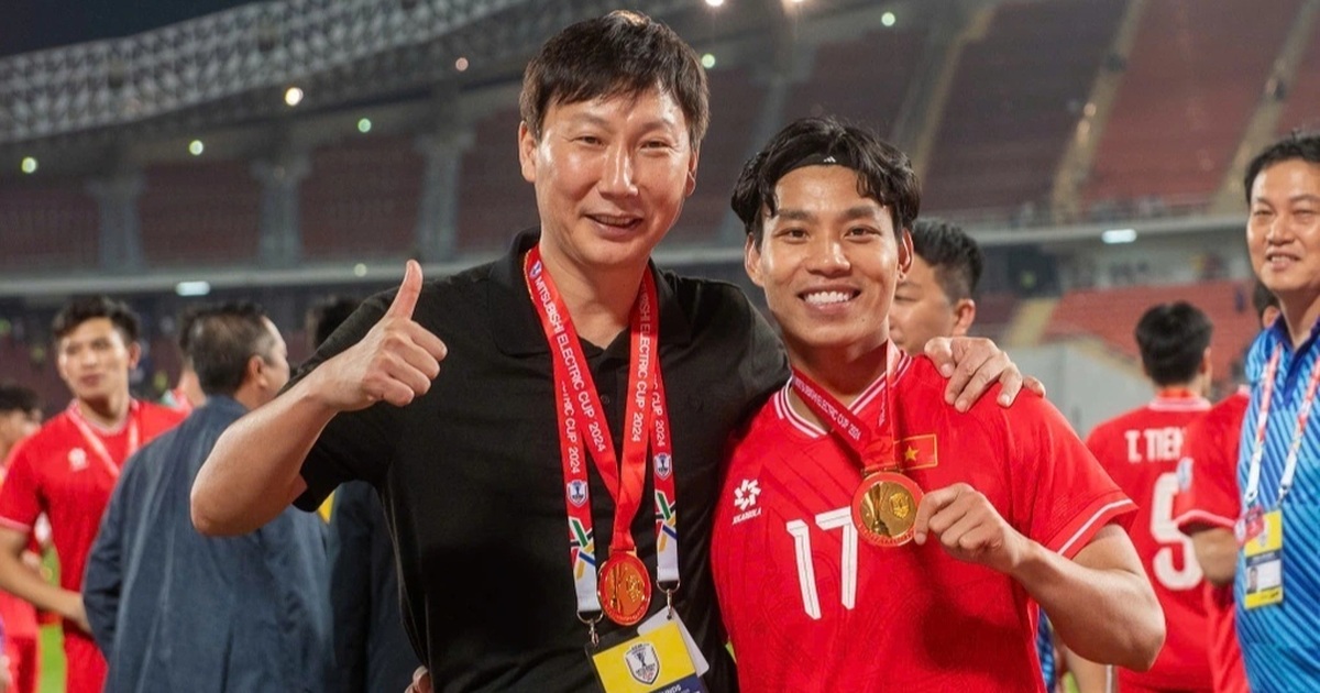 HLV Kim Sang Sik dẫn dắt nhiều ngôi sao Đông Nam Á chạm trán Man Utd