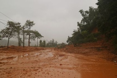 Sạt lở đất vùi lấp nhà dân, tìm thấy 2 thi thể