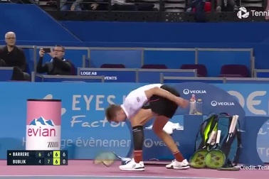 Tay vợt gốc Nga nổi điên đập gãy 3 cây vợt vì thua trận