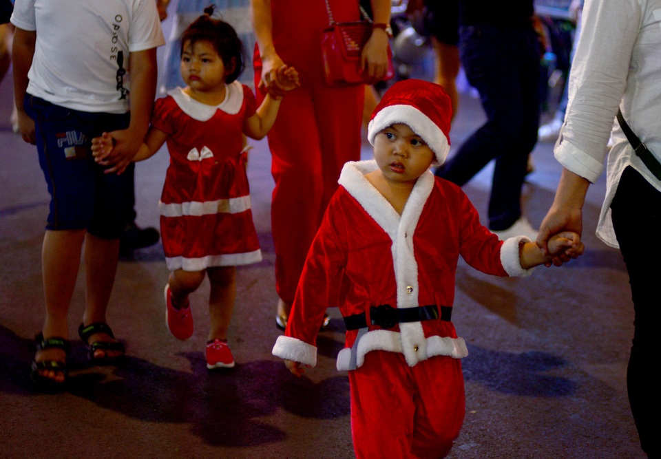 Những em bé đáng yêu trong đêm Giáng sinh trên phố Tây Sài Gòn - 10 Những em bé đáng yêu trong đêm Giáng sinh trên phố Tây Sài Gòn - 10