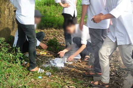 Đốt “phao” trước cổng trường sau buổi thi Sử