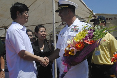 Tàu bệnh viện của Hải quân Hoa Kỳ cập cảng Cửa Lò