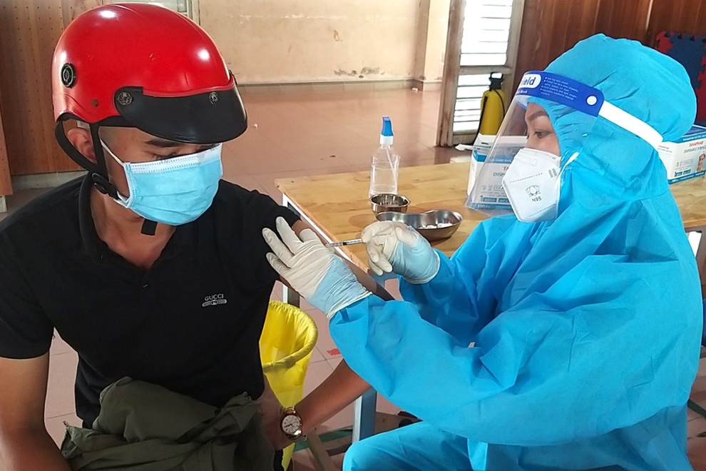 Người dân quay lại Bình Dương được tiêm miễn phí vaccine tại 2 bệnh viện - 1 Người dân quay lại Bình Dương được tiêm miễn phí vaccine tại 2 bệnh viện - 1