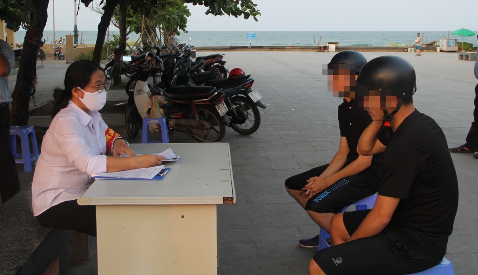 Xử phạt nam thanh niên lẻn ra ngoài khi đang cách ly tại nhà - 2 Xử phạt nam thanh niên lẻn ra ngoài khi đang cách ly tại nhà - 2