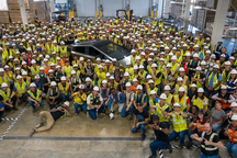 Tesla đã xuất xưởng chiếc xe bán tải Cybertruck đầu tiên