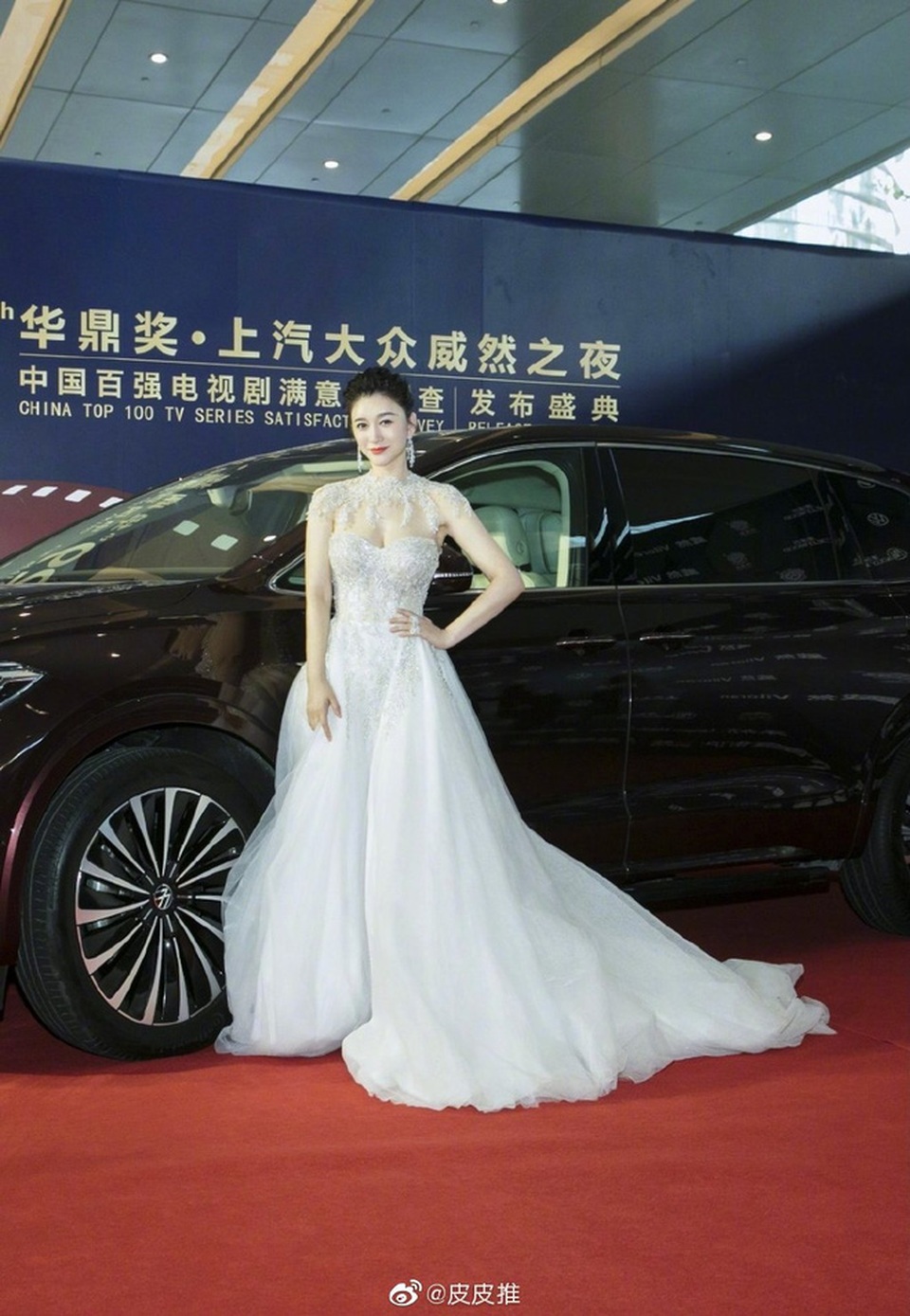 Mỹ nhân 44 tuổi khoe vòng một gợi cảm trên thảm đỏ Hoa Đỉnh 2020 - 3 Mỹ nhân 44 tuổi khoe vòng một gợi cảm trên thảm đỏ Hoa Đỉnh 2020 - 3
