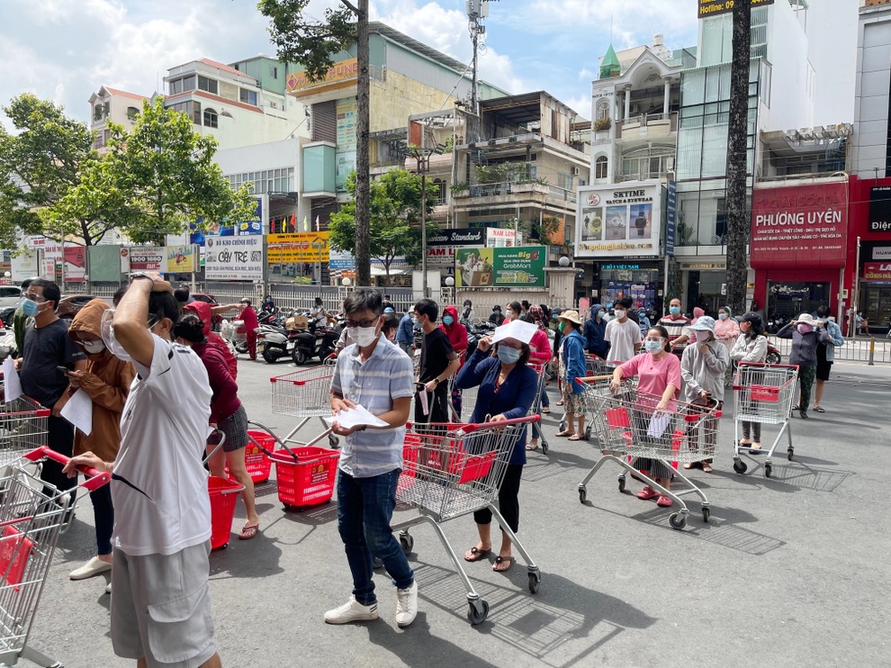 TPHCM: Người dân xếp hàng dài chờ mua thực phẩm, siêu thị không thiếu đồ - 6 TPHCM: Người dân xếp hàng dài chờ mua thực phẩm, siêu thị không thiếu đồ - 6