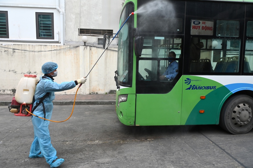 Covid-19 lan rộng, Hà Nội phun khử trùng hàng loạt xe BRT - 3 Covid-19 lan rộng, Hà Nội phun khử trùng hàng loạt xe BRT - 3
