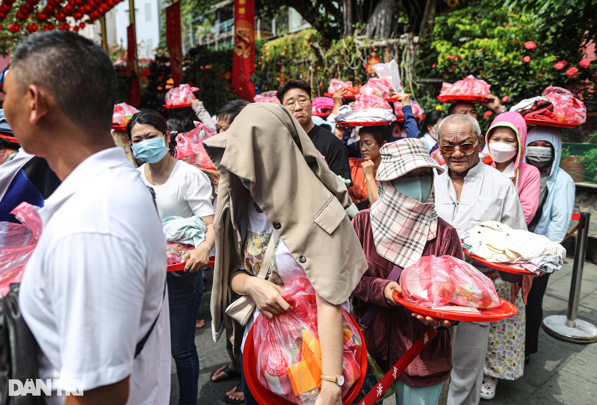 Người dân đội nắng, chen chúc chờ làm lễ chuyển vận dịp rằm tháng Giêng - 4 Người dân đội nắng, chen chúc chờ làm lễ chuyển vận dịp rằm tháng Giêng - 4