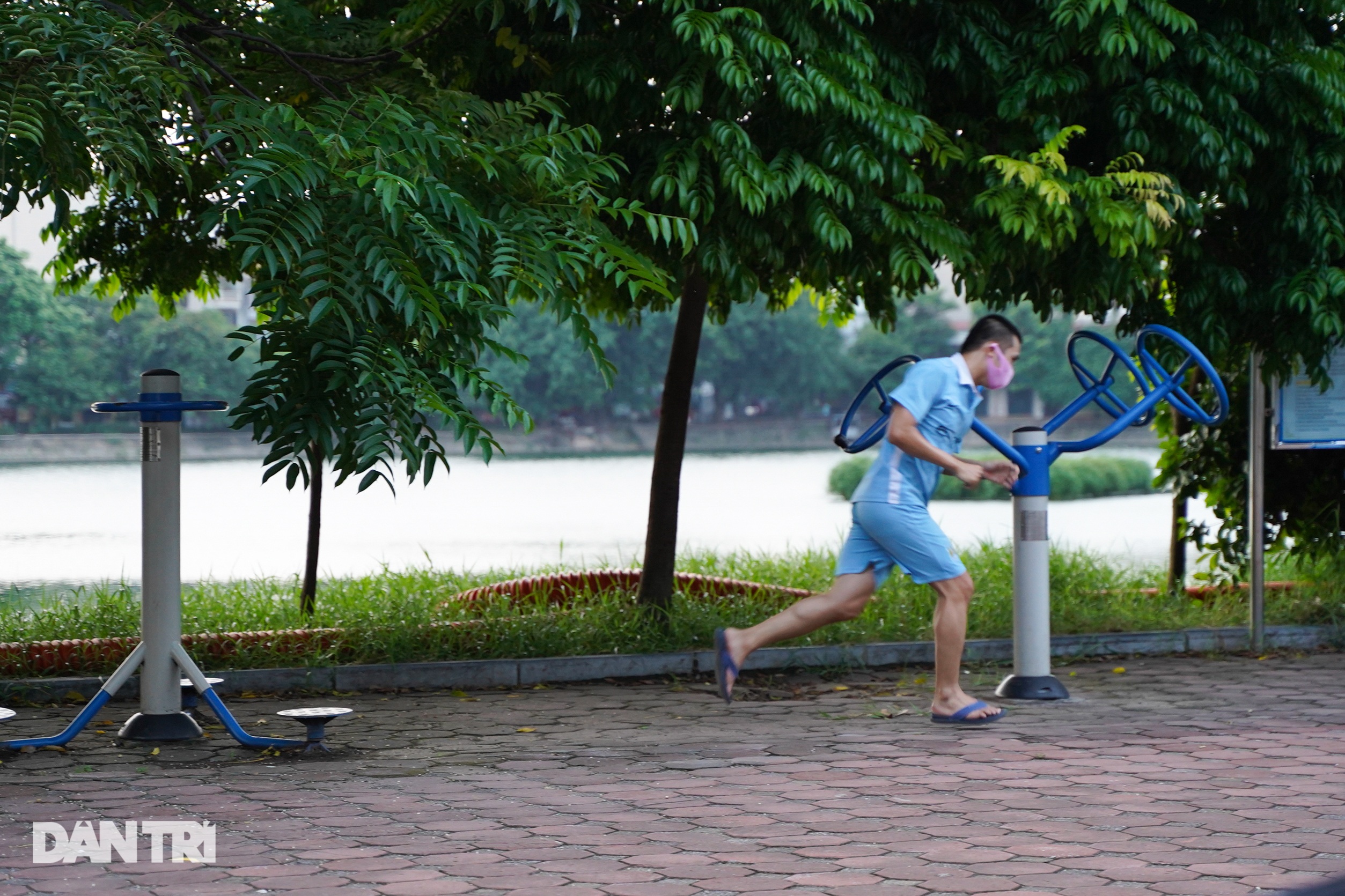 Người dân nhộn nhịp tập thể dục ngoài phố khi Hà Nội chưa hết giãn cách - 10 Người dân nhộn nhịp tập thể dục ngoài phố khi Hà Nội chưa hết giãn cách - 10