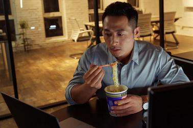 Những nhân viên tiến thoái lưỡng nan với đôi "còng tay vàng"