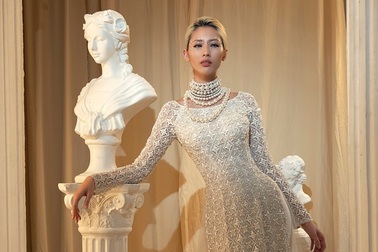 Hằng Nguyễn duyên dáng và cá tính với áo dài