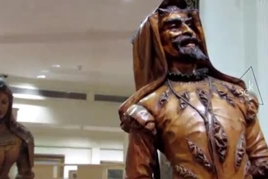 Chiêm ngưỡng bức tượng hai mặt, muốn xem phải nhìn qua gương