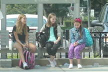 Clip phản ứng của người dân khi thấy nữ sinh bị bắt nạt