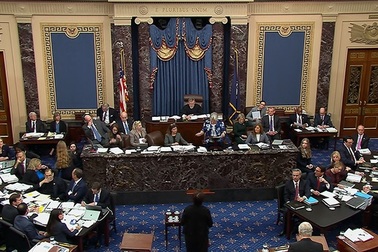 Vì sao nghị sĩ Mỹ chỉ được uống nước hoặc sữa trong phiên tòa luận tội ông Trump?