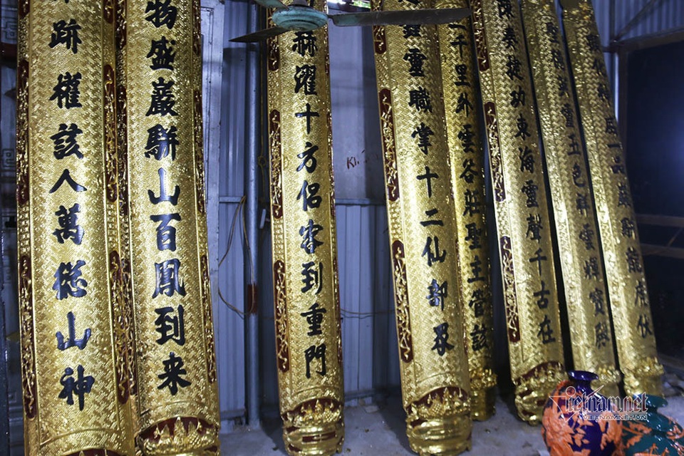 Chiêm ngưỡng bộ bàn ghế tiền tỷ đại gia dát vàng chơi Tết - 7 Chiêm ngưỡng bộ bàn ghế tiền tỷ đại gia dát vàng chơi Tết - 7