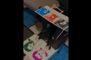 Họa sĩ Việt khiến dân mạng quốc tế thán phục khi vẽ cùng lúc 5 bức tranh