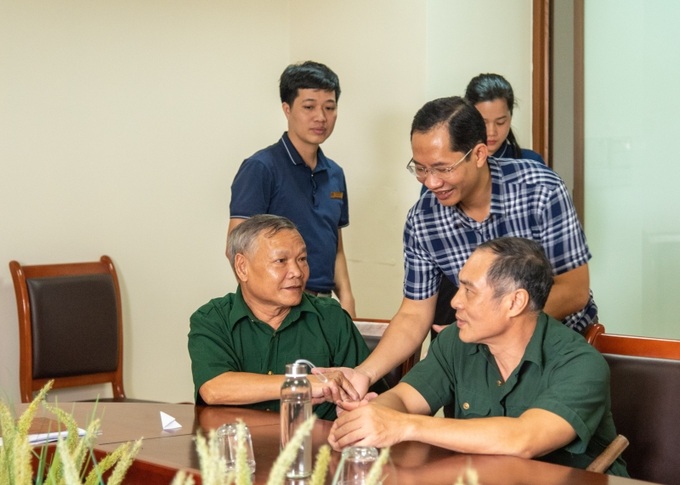 Ông Trần Văn Hà, Phó Giám đốc sở LĐ-TB&XH tỉnh Bắc Giang thăm hỏi các thương binh nặng đang được nuôi dưỡng tại Trung tâm