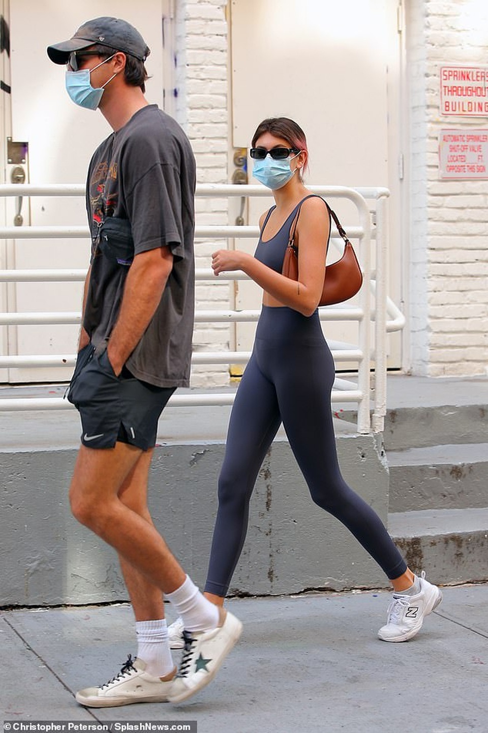 Kendall Jenner khoe eo nhỏ xíu trên phố - 6 Kendall Jenner khoe eo nhỏ xíu trên phố - 6