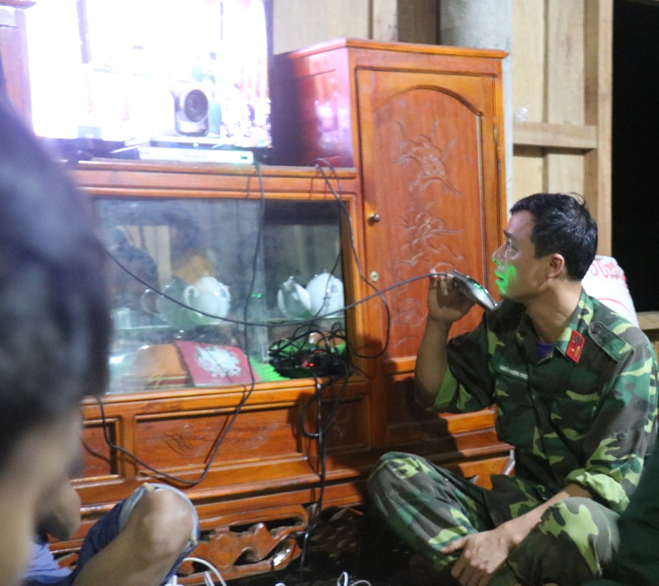 Xuyên đêm mở đường để phương tiện vào hiện trường đưa thi thể ra ngoài - 2 Xuyên đêm mở đường để phương tiện vào hiện trường đưa thi thể ra ngoài - 2