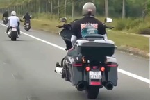 Xác minh nhóm người lái mô tô phân khối lớn buông 2 tay