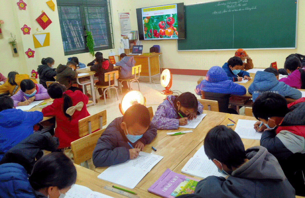 Học sinh Lào Cai căng mình chống chọi với giá rét 1 độ C - 1 Học sinh Lào Cai căng mình chống chọi với giá rét 1 độ C - 1