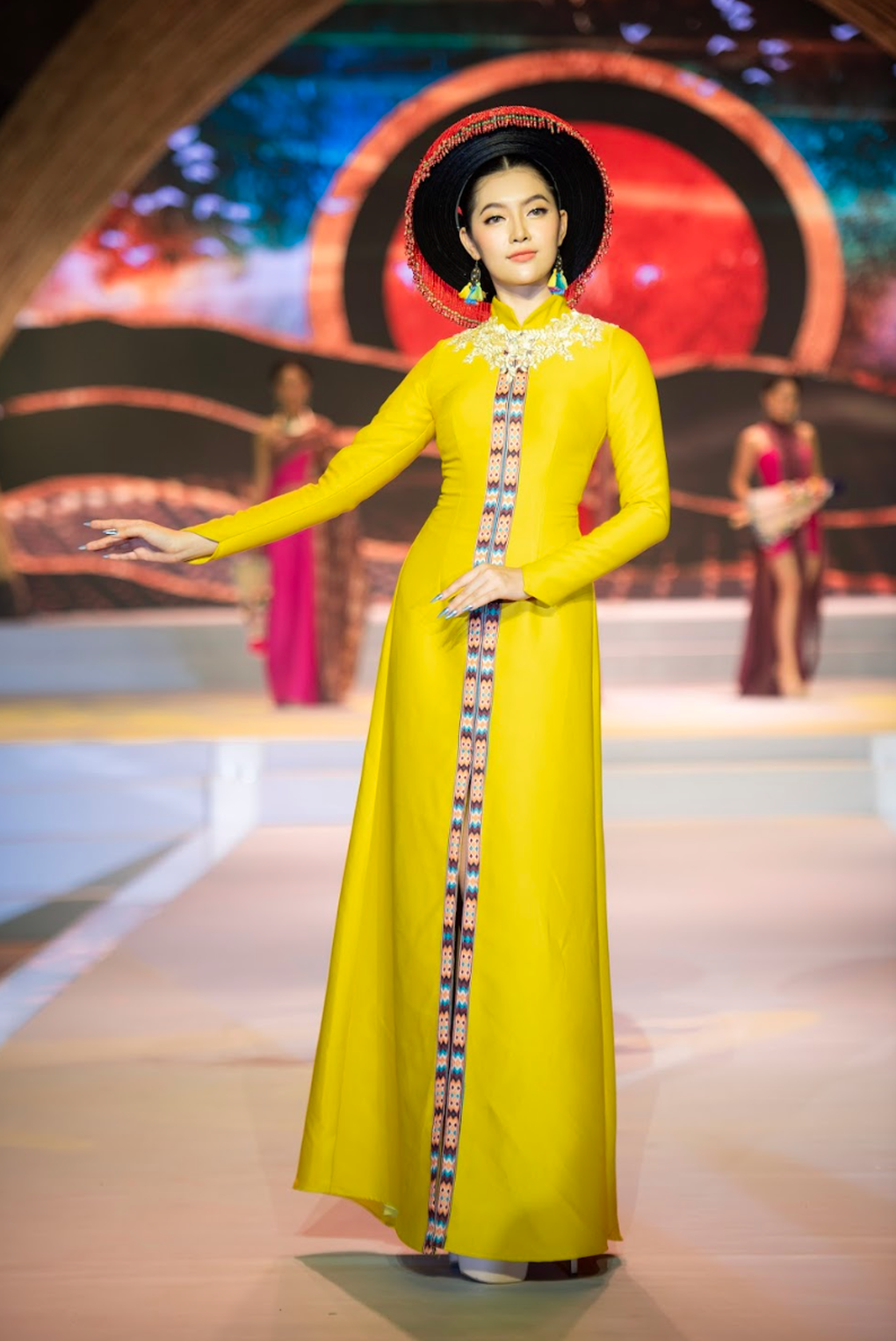 Siêu mẫu Minh Tú đẹp kiêu sa khi trình diễn áo dài - 5 Siêu mẫu Minh Tú đẹp kiêu sa khi trình diễn áo dài - 5