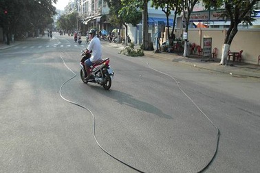 Dây cáp quang bị nổ, đứt, “bẫy” người đi đường