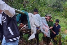 Khiêng cáng đi bộ hơn 15km đưa nạn nhân vụ sạt lở đất ở Cao Bằng đến viện
