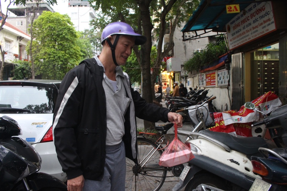 Quán thịt quay không biển hiệu, khách xếp hàng mua từ lúc chưa mở bán - 11 Quán thịt quay không biển hiệu, khách xếp hàng mua từ lúc chưa mở bán - 11