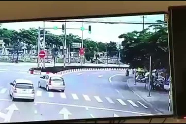 Hai thanh niên đi xe máy vượt đèn đỏ tông thiếu tá CSGT nhập viện