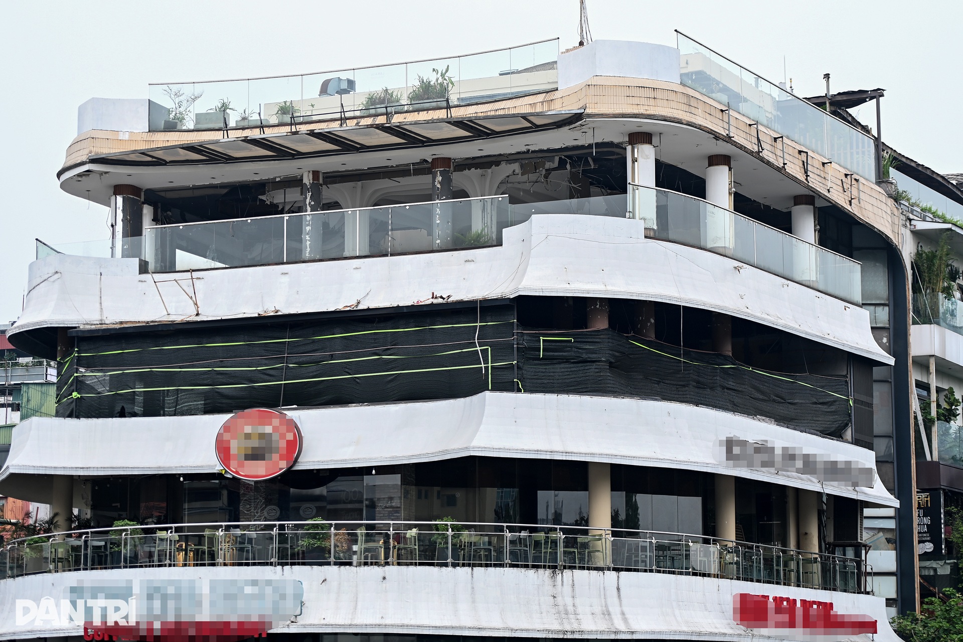 Cảnh tan hoang bên trong tòa nhà Hàm cá mập - 14