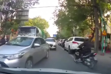 Ngán ngẩm với ý thức của nhiều tài xế Việt khi bị tắc đường