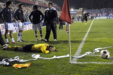 Trọng tài biên bị “hạ gục” bởi… một cuộn giấy