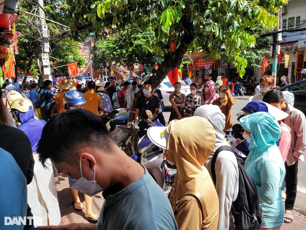 Xếp hàng từ 4h sáng mua bánh trung thu ở Hải Phòng - 2 Xếp hàng từ 4h sáng mua bánh trung thu ở Hải Phòng - 2