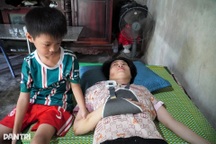 Chồng bị thanh sắt rơi trúng đầu chưa hồi phục, vợ lại nằm liệt sau tai nạn