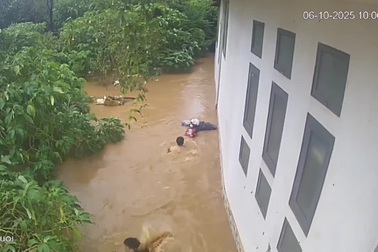 Thót tim cảnh 2 thanh niên nhanh trí cứu cô gái bị nước xiết cuốn trôi