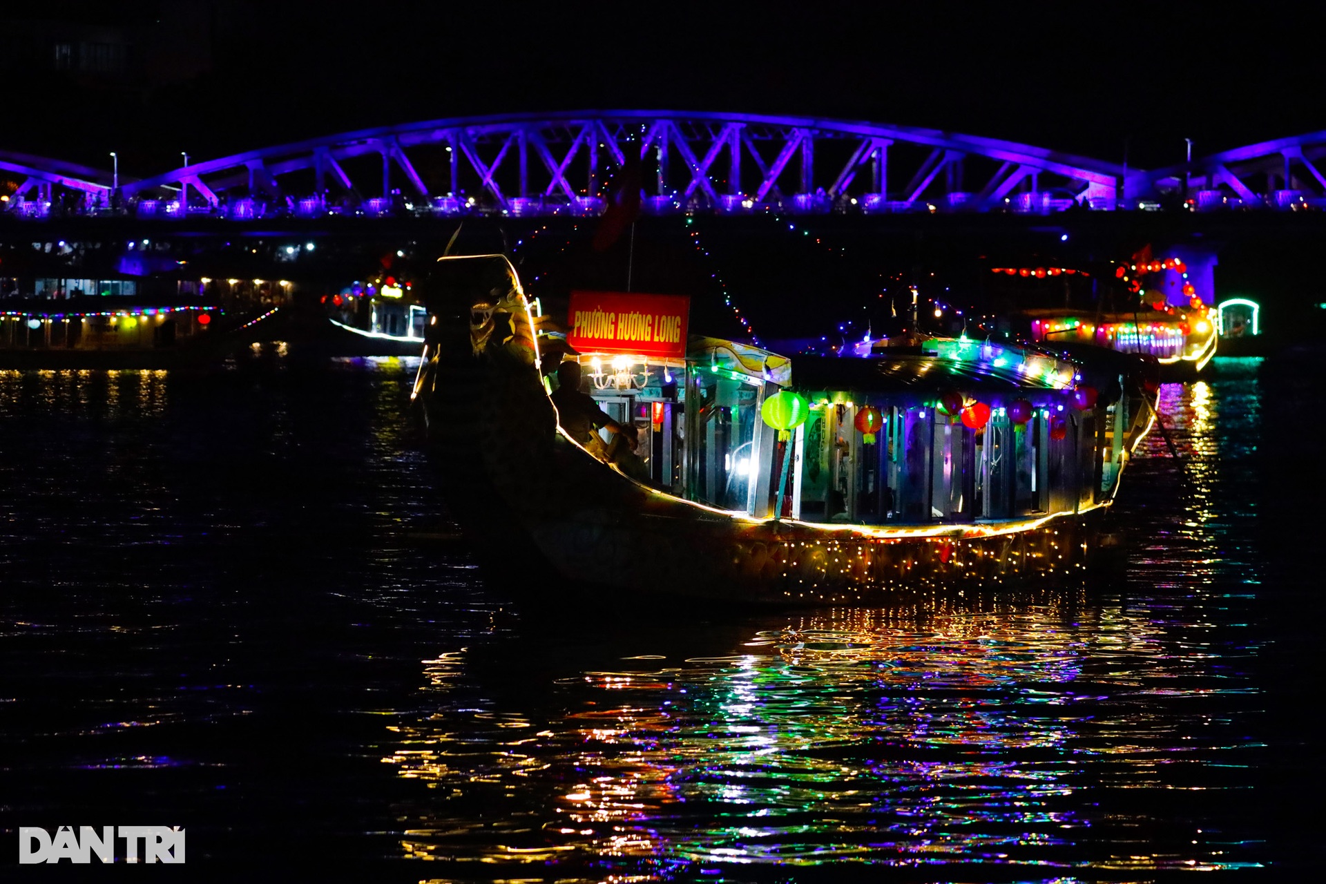 Sông Hương rực rỡ sắc màu trong đêm Tri ân dòng Hương - 7 Sông Hương rực rỡ sắc màu trong đêm Tri ân dòng Hương - 7