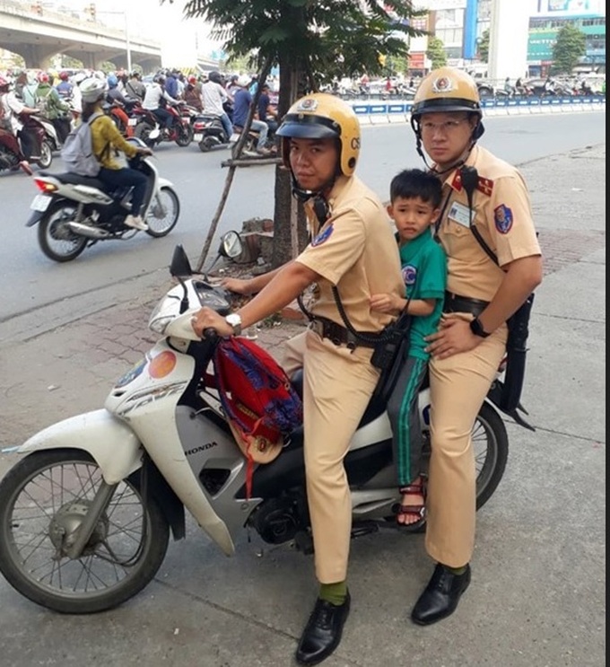 Cháu Đức trên đường được đưa về trường.