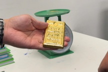 Người nước ngoài vận chuyển trái phép 1kg nghi là vàng, bị tạm giữ