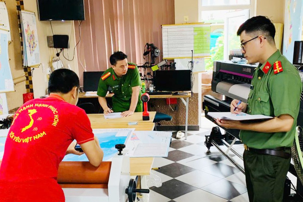 Phát hiện cơ sở in bản đồ hành chính không phép rồi bán trên mạng xã hội - 1 Phát hiện cơ sở in bản đồ hành chính không phép rồi bán trên mạng xã hội - 1