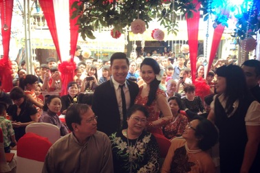 Sao 24h: Tuấn Hưng đi hỏi vợ bằng xế sang, biển "khủng"